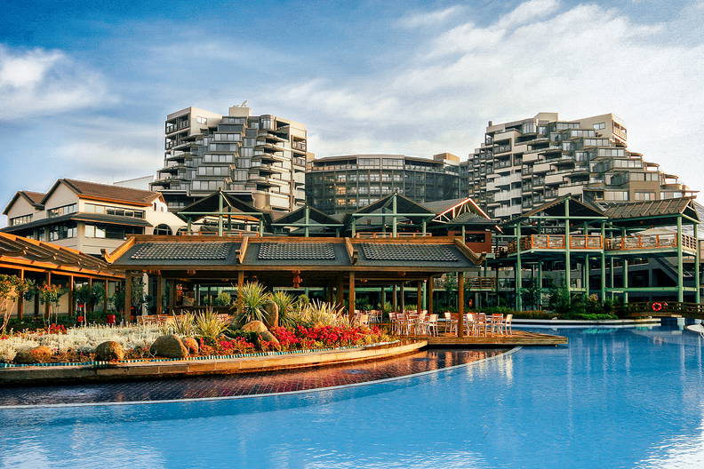 Hotel z basenem w stylu azjatyckim.