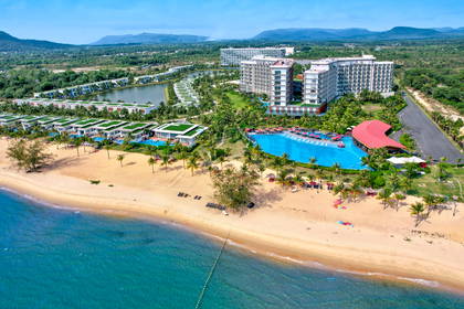 Kurort nad morzem widziany z góry. Na zdjęciu plaża i budynki hotelowe.