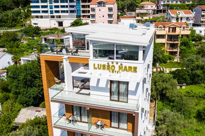 Hotel Lusso Mare widziany z góry. Każdy pokój posiada balkon.