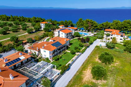 Kompleks hotelowy nad morzem z lotu ptaka.