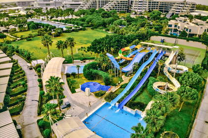 Resort z parkiem wodnym widziany z lotu ptaka.