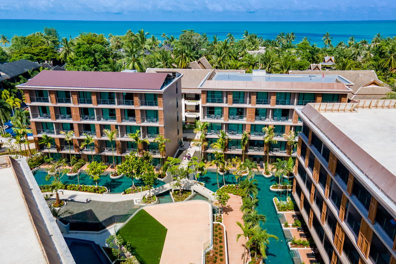 Zdjęcie z lotu ptaka: tropikalny hotel z basenami i palmami.