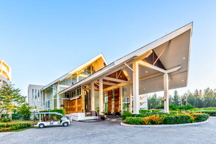 Hotel o nowoczesnej architekturze ze stromym dachem.
