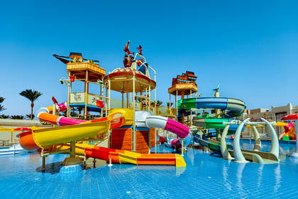 Kolorowy park wodny ze zjeżdżalniami i basenami.