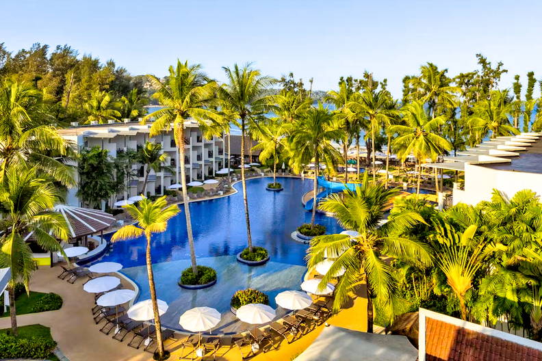 Hotelowy basen otoczony palmami.