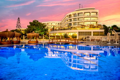 Basen hotelowy Ramada Prestige o zmierzchu.