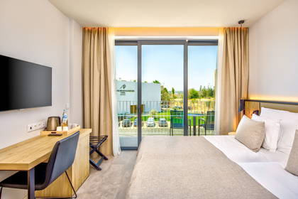 Pokój hotelowy z widokiem.