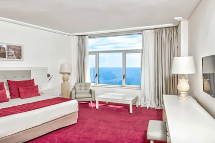 Pokój hotelowy z widokiem na morze.