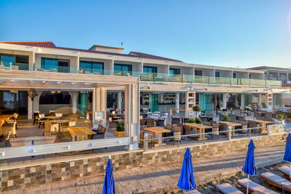 Hotel z restauracją na plaży w słoneczny dzień.