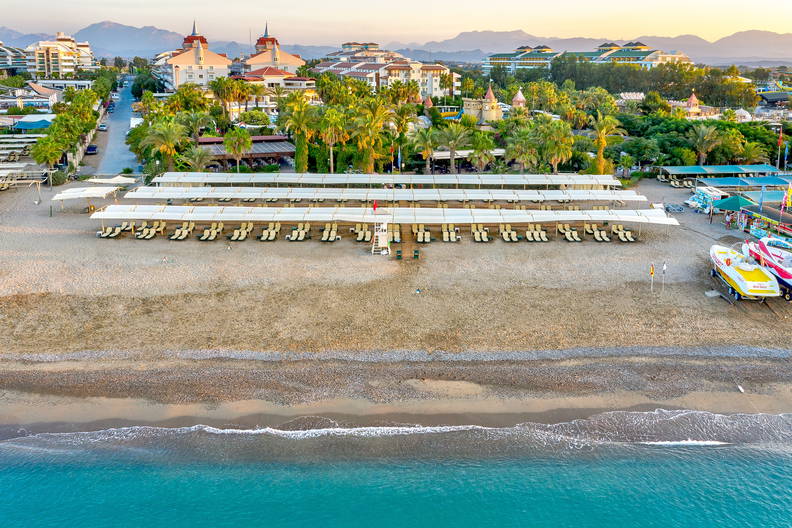 Plaża z leżakami, widok z lotu ptaka.