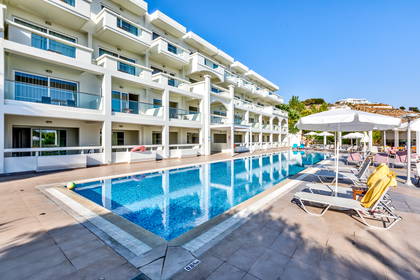 Hotel z basenem i leżakami.
