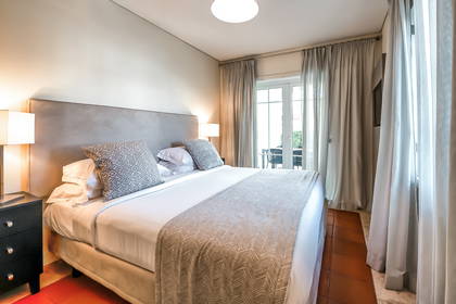 Jasny pokój hotelowy z dużym łóżkiem i balkonem.