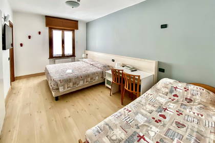 Pokój hotelowy z dwoma łóżkami i biurkiem.