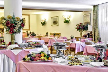 Bufet w restauracji z nakrytymi stołami.