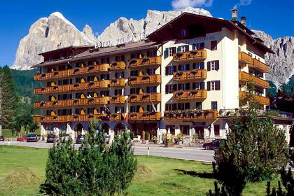 Hotel Villa Argentina na tle gór w słoneczny dzień.