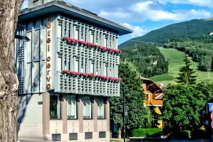 Hotel Cervo z balkonami udekorowanymi kwiatami.