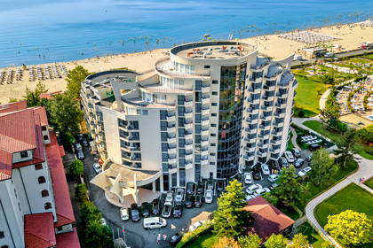 Hotel z parkingiem nad morzem, widok z lotu ptaka.
