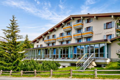 Hotel Pare z zewnątrz. Widoczne balkony i okna.