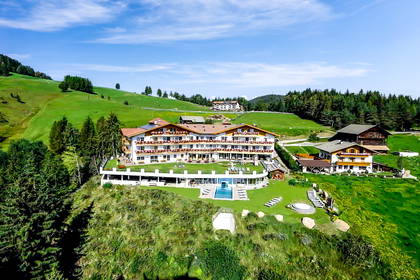 Hotel z basenem w górach.
