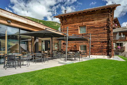 Restauracja z zewnętrznym patio w drewnianym budynku.