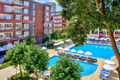 Hotel z basenami i leżakami.