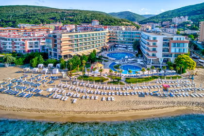 Hotel z basenami i plażą, widok z lotu ptaka.