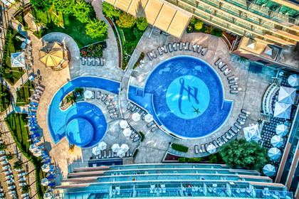 Kompleks basenowy w hotelu, widok z lotu ptaka.