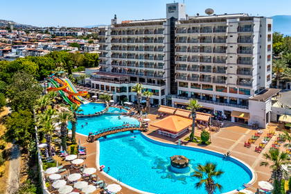 Hotel z basenami i zjeżdżalniami wodnymi, widok z góry.