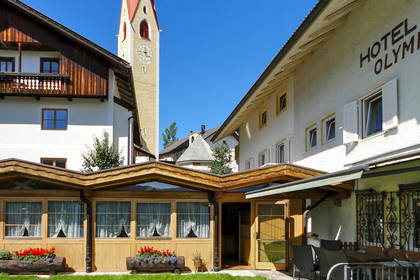 Hotel Olympia z wieżą zegarową, widok z zewnątrz.