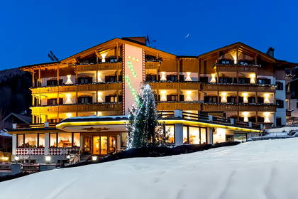 Oświetlona fasada hotelu zimą w nocy.