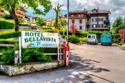 Wjazd do Hotelu Bellavista ze szlabanem i znakiem informacyjnym.