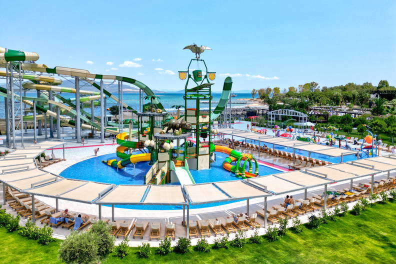 Kompleks basenów i zjeżdżalni wodnych w ośrodku.