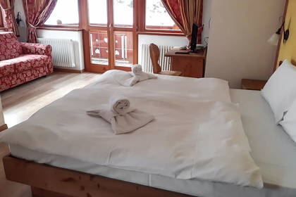 Pokój hotelowy z dużym łóżkiem.