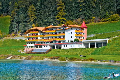 Hotel nad jeziorem otoczony lasami.