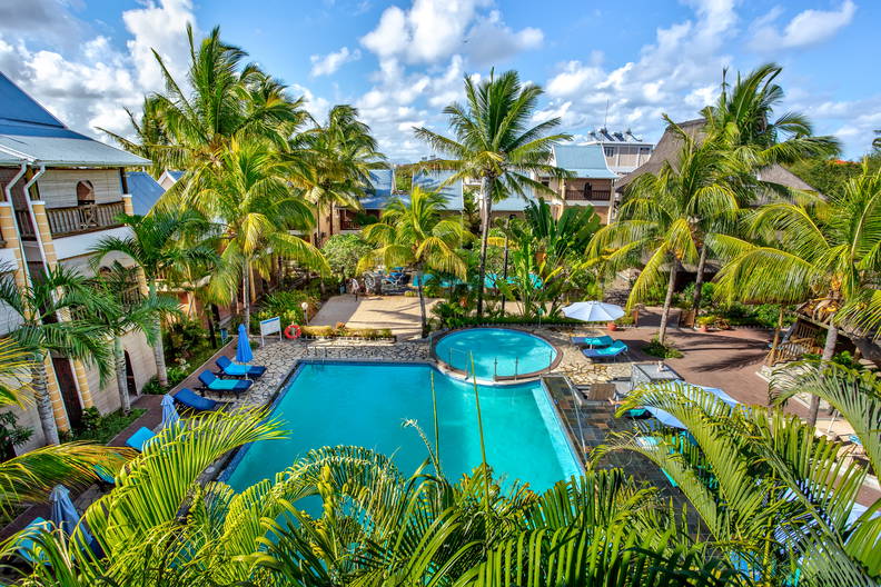 Basen w tropikalnym kurorcie, widok z góry.