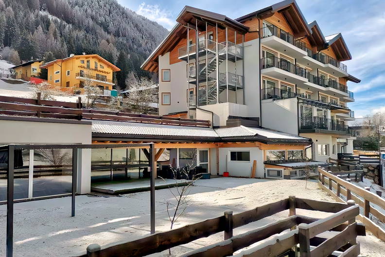 Hotel w górach pokryty śniegiem.