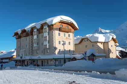 Zimowy krajobraz. Hotel Sport Hotel Vittoria pokryty śniegiem.