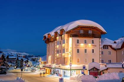 Hotel w zimowej scenerii.