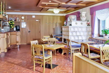 Wnętrze restauracji z drewnianym wyposażeniem.