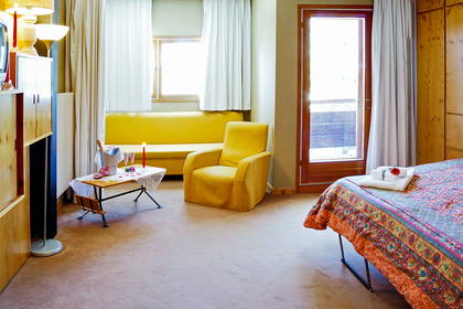 Pokój hotelowy z łóżkiem, sofą i stolikiem.