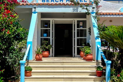 Wejście do hotelu Nirvana Beach ze schodami i donicami.