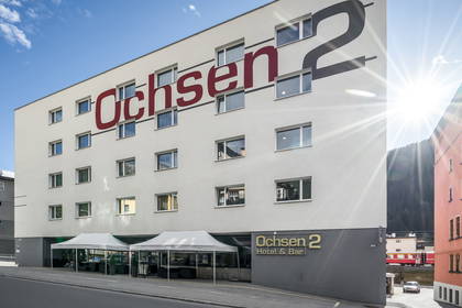 Hotel Ochsen 2 z dużym napisem na fasadzie budynku.