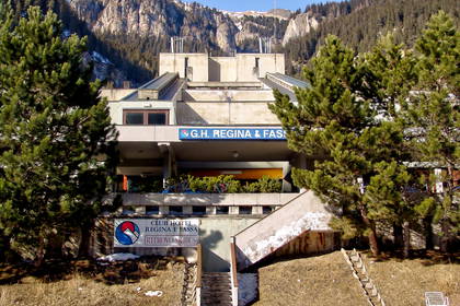 Hotel Regina & Fassa z widokiem na góry.