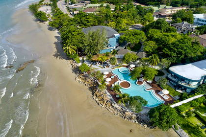 Hotel na plaży z basenem, widok z lotu ptaka.
