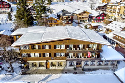 Zaśnieżony Hotel Blumental w szwajcarskiej wiosce.