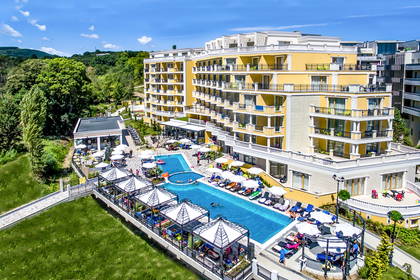 Hotel z basenem i leżakami do opalania.
