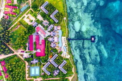 Hotel nad oceanem widziany z lotu ptaka.