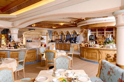 Restauracja ze śniadaniami w formie bufetu i nakrytymi stolikami.