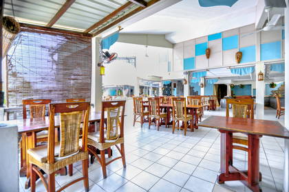 Restauracja z drewnianymi stołami i krzesłami.