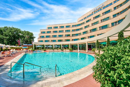 Hotel z basenem w słoneczny dzień.